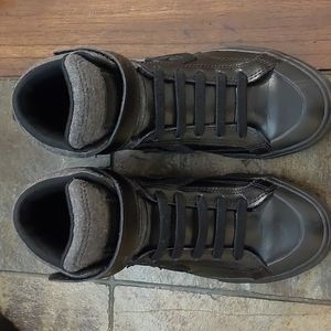 Kids Pro Blaze converse black leather size 5 slightly used in good condition.